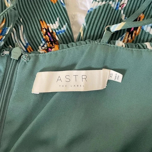 Astr the label plisse floral jumpsuit - Picture 6 of 10